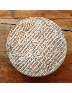 Tomme Brebis à la liqueur de Noix, moulé à la main