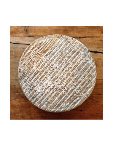 Tomme Brebis à la liqueur de Noix, moulé à la main